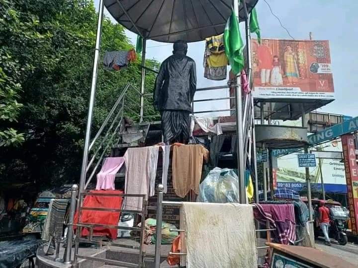 vishalmahto1947's tweet photo. सर ,धनबाद जंक्शन के समीप झारखण्ड के पितामह स्व• बिनोद बिहारी महतो जी के प्रतिमा स्थल पर कपड़ा को पसारा जा रहा है व अन्य समान को रखकर गंदा किया जा रहा है जो कि बेहत चिंताजनक है। कृपया मामले को संज्ञान में लीजिए। @dc_dhanbad @HemantSorenJMM @ChampaiSoren @drmdhnecr @dhanbadpolice https://t.co/SIIXpeko9S