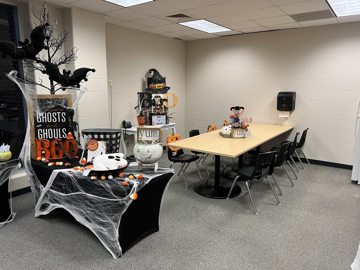 The <a href="/TISDWWJHS/">Willow Wood Junior High</a> PTO is so amazing!  THANK YOU so much for the amazing set-up and for lunch today!!!  #GoCatsGo #unstoppable #BECATS