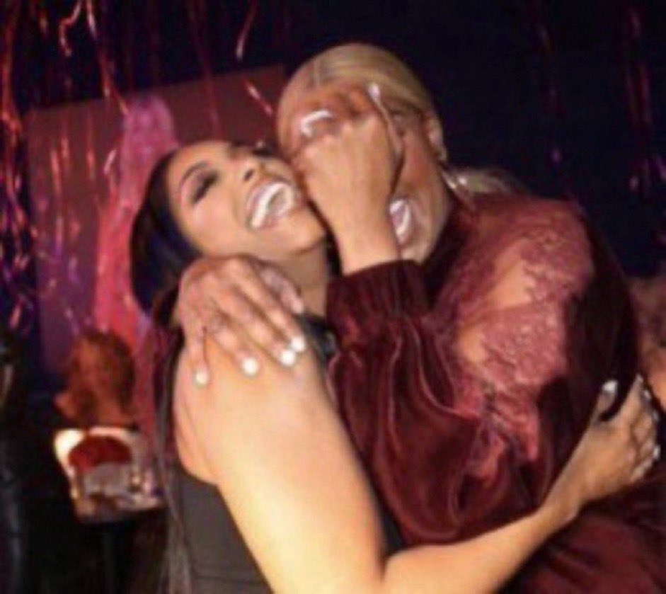 pas tout le plateau qui commence à bégayer à cause de shay LE POUVOIR DE LA DAME