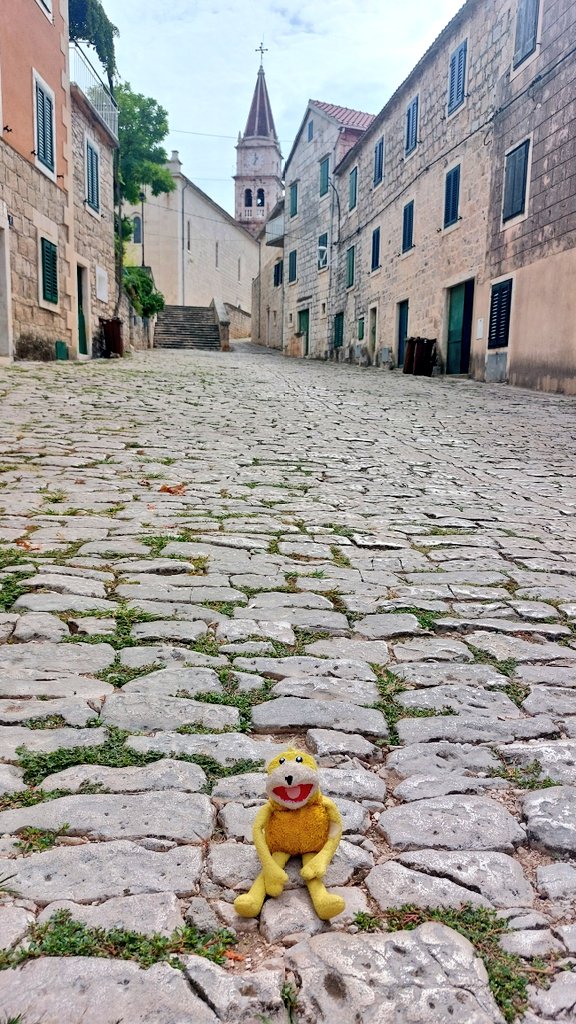TheRealFlatEric's tweet photo. Flat Eric really enjoyed his walk today through the cobbled streets of Postira.
#photooftheday
#travelblog #photoblog #sightseeing #travelphotography #WednesdayFeeling #croatia #Brač #Postira https://t.co/R2XMUOe4iQ