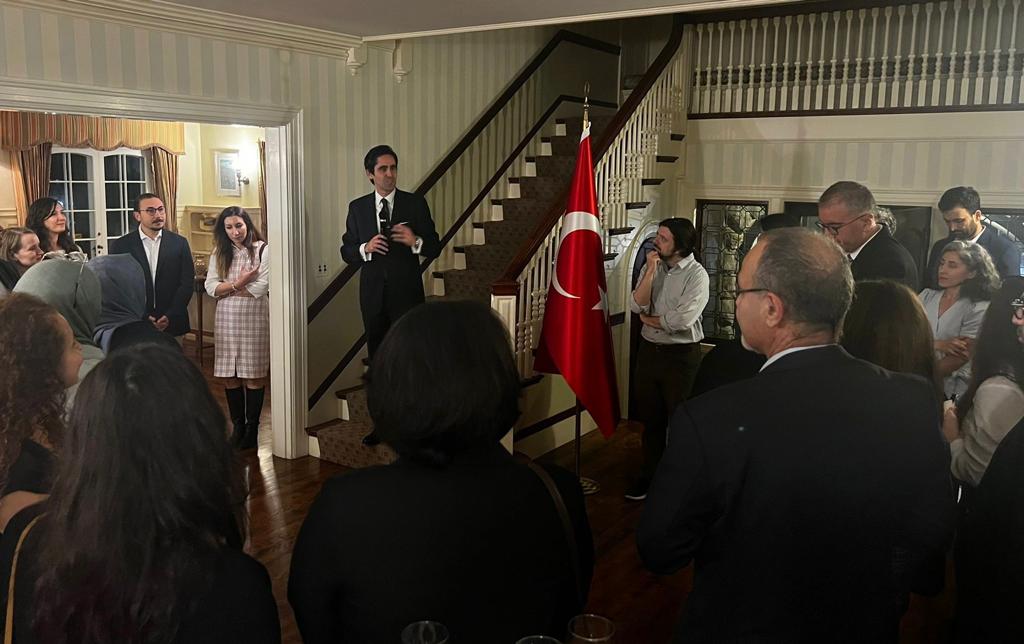 TC_BostonBK's tweet photo. Boston Türk Biyologlar Kolokyumu’nun (BTBC) yeni akademik dönemdeki ilk buluşmasına Başkonsolosluk konutumuzda evsahipliği yapmaktan mutlu olduk. Son derece başarılı genç bilim insanlarımızı BTBC’de bir araya getiren Prof. Gökhan Hotamışlıgil’e @ghotamis teşekkürler. 🇹🇷 🔬 https://t.co/0Lk6rjN8gV