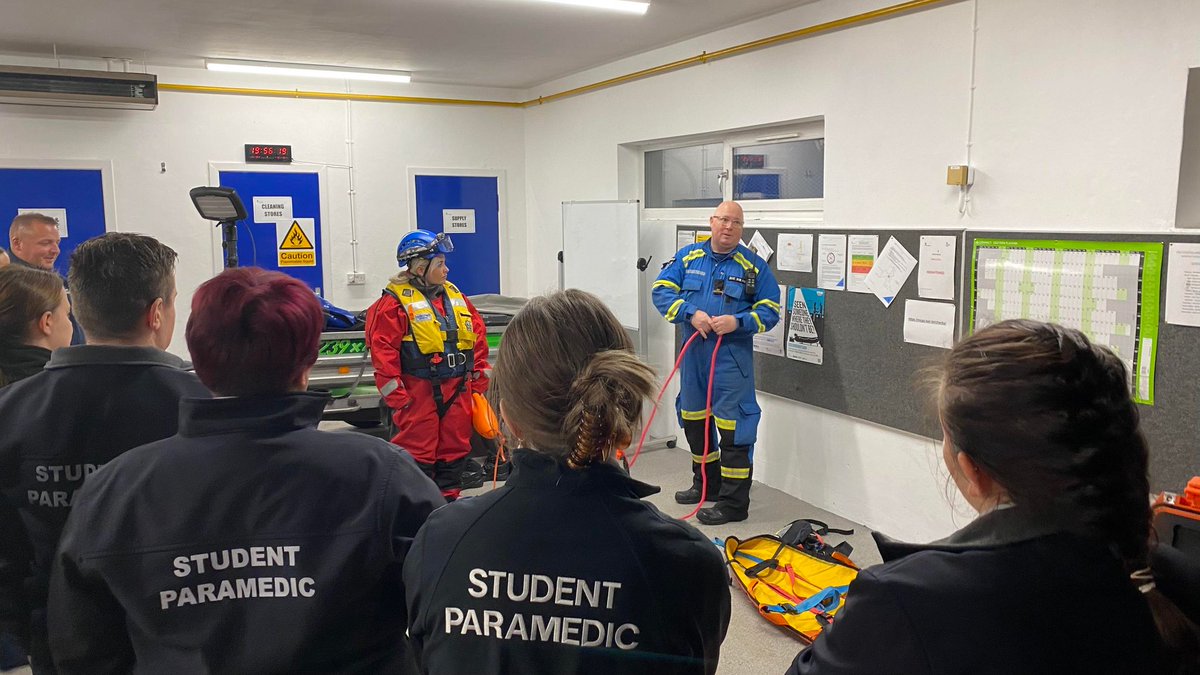 ArdrossanCRT's tweet image. Last night the team hosted student paramedics from the @ParaSocietyUWS to learn about the roles, responsibilities and capabilities of the Coastguard and how agencies work together in the operational environment #999Coastguard #Team999