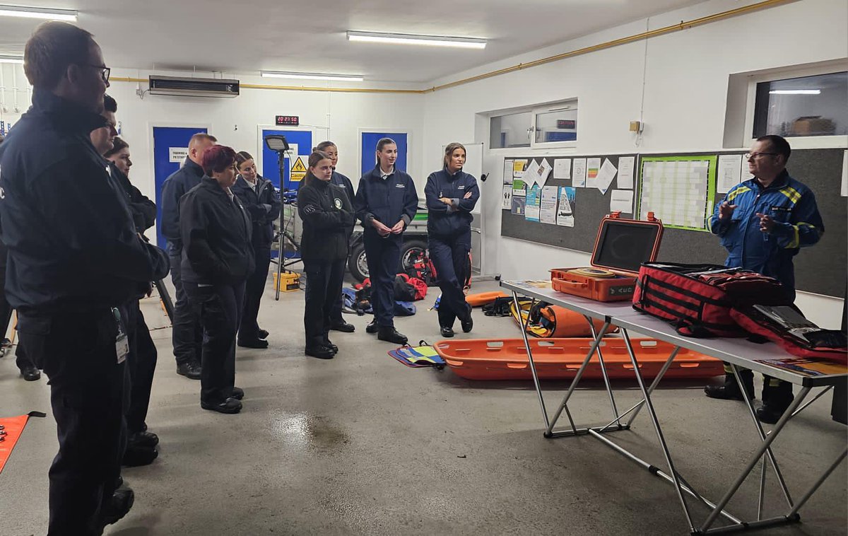 ArdrossanCRT's tweet image. Last night the team hosted student paramedics from the @ParaSocietyUWS to learn about the roles, responsibilities and capabilities of the Coastguard and how agencies work together in the operational environment #999Coastguard #Team999