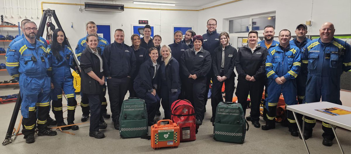 ArdrossanCRT's tweet image. Last night the team hosted student paramedics from the @ParaSocietyUWS to learn about the roles, responsibilities and capabilities of the Coastguard and how agencies work together in the operational environment #999Coastguard #Team999