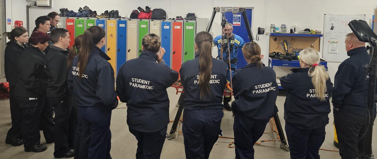 ArdrossanCRT's tweet image. Last night the team hosted student paramedics from the @ParaSocietyUWS to learn about the roles, responsibilities and capabilities of the Coastguard and how agencies work together in the operational environment #999Coastguard #Team999