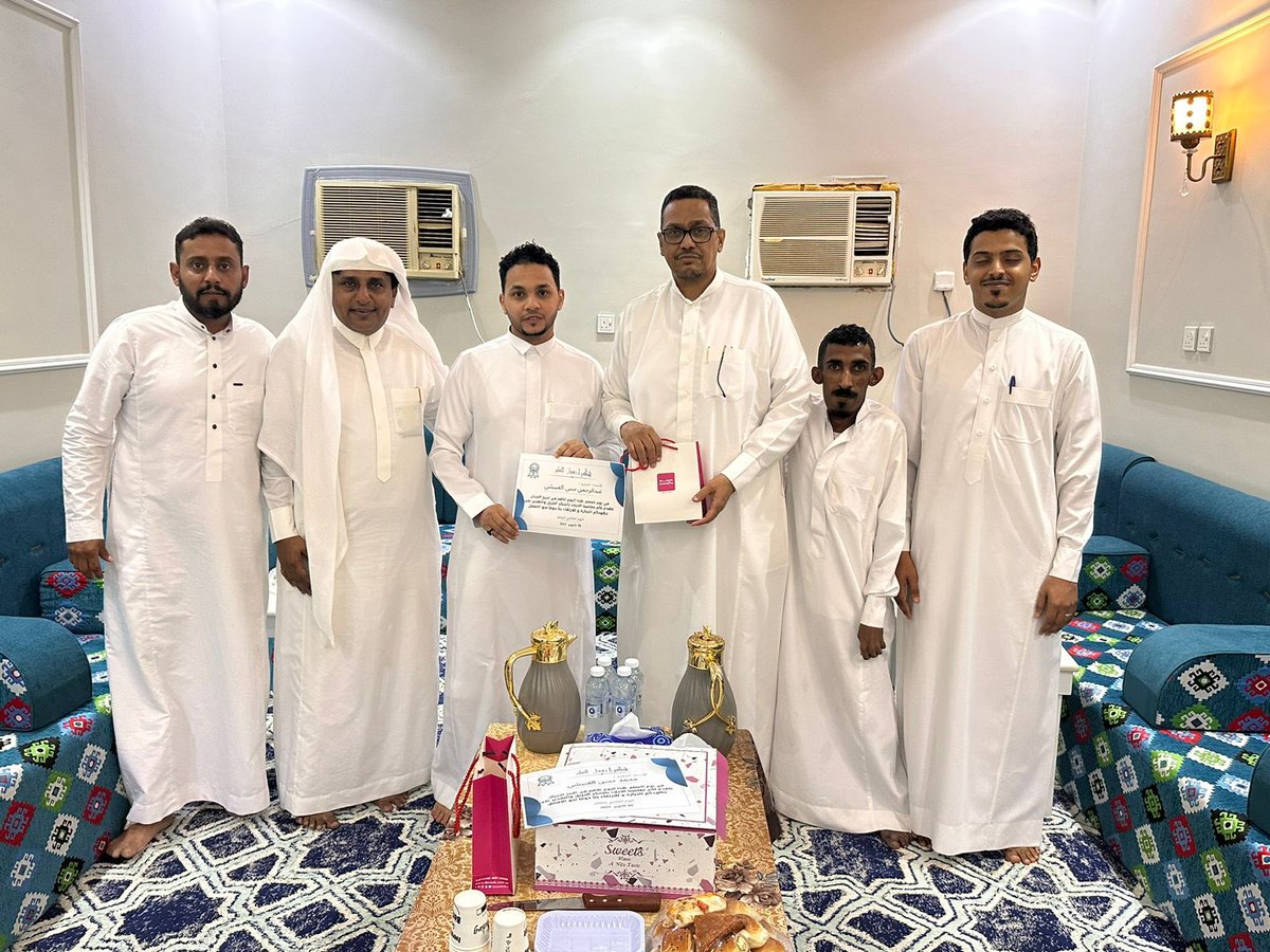 WMd2019123456's tweet photo. (أعضاء جمعية التنمية بحلي )
لو كنت أعرف فوق الشكر منزلةٌ 
       ... أوفى من الشكر عند الله في الثمن
أخلصتها لكم من قلبي مهذبة 
   ... حذواً على مثل ما أوليتم من حسن
كلمات الشكر لا تفيكم حقكم أيها الأوفياء 
غمرتمونا بجميل صنيعكم ونبل أخلاقكم وتذكركم لنا في يوم تكريم المعلم https://t.co/fOMrKmRkWX
