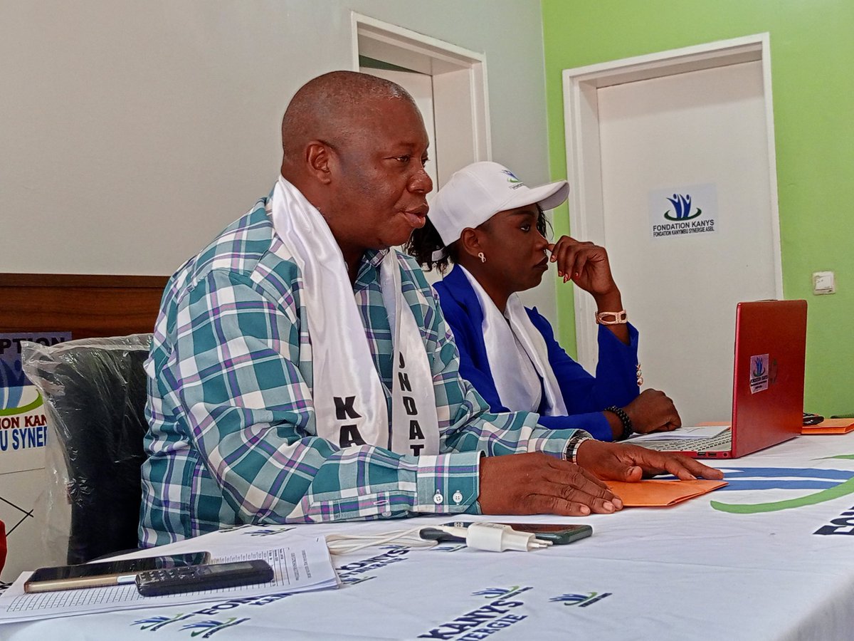 KANYSSYNERGIE's tweet photo. Le coordonnateur provincial de la Fondation Kanyimbu synergie lualaba , le professeur Baudouin wikha prêche les objectifs de sa structure qui prône le social des congolais en général. https://t.co/ym5fsPL4Gd