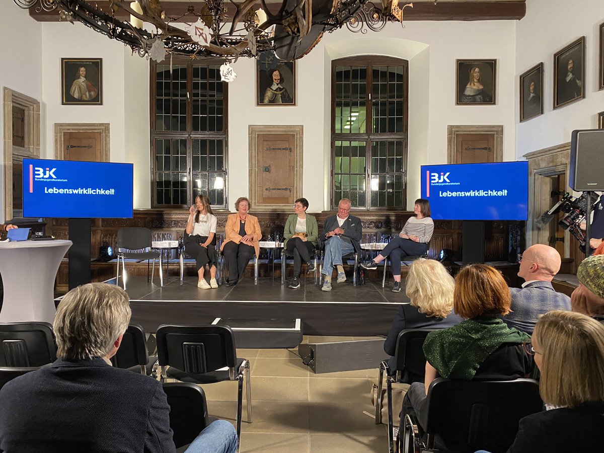Spannende Podiumsdiskussion mit <a href="/polenz_r/">Ruprecht Polenz🇪🇺</a>, Ute Klammer <a href="/difis_org/">DIFIS https://bsky.app/profile/difis.bsky.social</a> , <a href="/AladinMafaalani/">Aladin El-Mafaalani</a> und  Baro Gabbert, Marie Borst und Nadja Rückert vom BJK