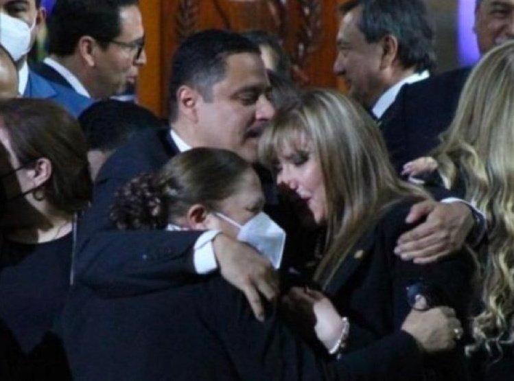 ElBencho_gt's tweet photo. "NOS DIERON EL AMPARO"

[abrazo lascivo entre @CC_Guatemala ,@CACIFGuatemala ,@MPguatemala ] https://t.co/4TxP0uUNgd