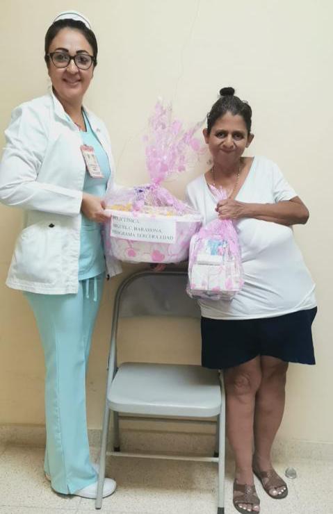 CSSPanama's tweet photo. #LosSantos
Integrantes del programa de la tercera edad de la Policlínica "Dr. Miguel Cárdenas B", reciben canastas con productos de primera necesidad y alimentos secos por parte del personal de enfermería.
#CSScontigo https://t.co/whmx2i6EYw
