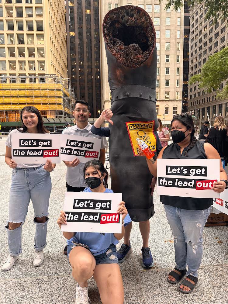 There is no safe amount of lead. In Chicago, low-income and communities of color are drinking significant amount of lead in their homes and school. Thank you to all who joined this rally that demanded local and federal action to #gettheleadout
<a href="/NRDC/">NRDC 🌎🏡</a> <a href="/bridges_puentes/">Bridges//Puentes</a> <a href="/SE_TaskForce/">Southeast Environmental Task Force</a>