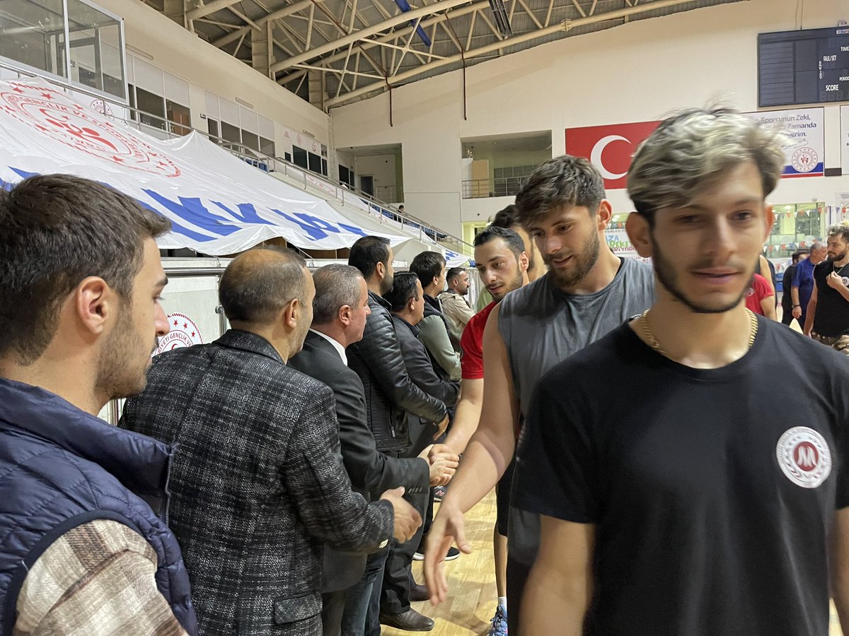 KayaZeydin's tweet photo. 📍Hakkari 

Voleybol Erkekler 1. ligde ilimizi temsil eden Hakkari Sportif Faaliyetler Voleybol Spor kulübünü antrenmanlarda ziyaret ederek çalışmalarını izledik ve antrenör Sn. Ünsal İsmail Kırıcı hocamızla sohbet ettik.

Yakın zamanda başlayacak 1. Ligde Hakkari Sportif Faaliyetler Voleybol takımımıza başarılar diliyoruz. 

#HakkarideSporVar

@Akparti 
@gencliksporbak 
@RTErdogan 
@OA_BAK