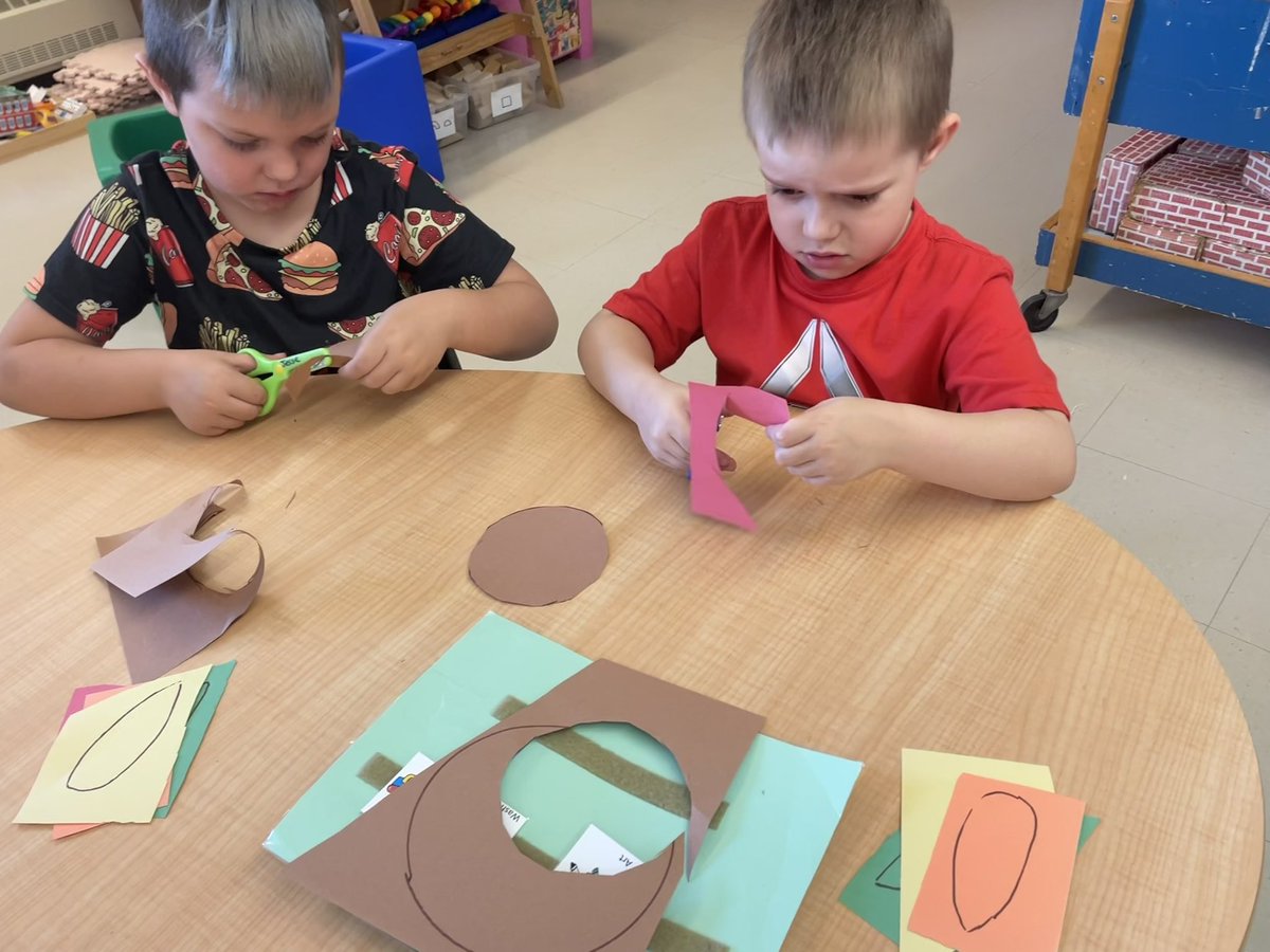 mrsjhayward's tweet photo. Such concentration while working on a special thanksgiving piece of art. Stay tuned for the final results. #littleturkeys @catalinaelemen1 https://t.co/7o75Ojy4Nr