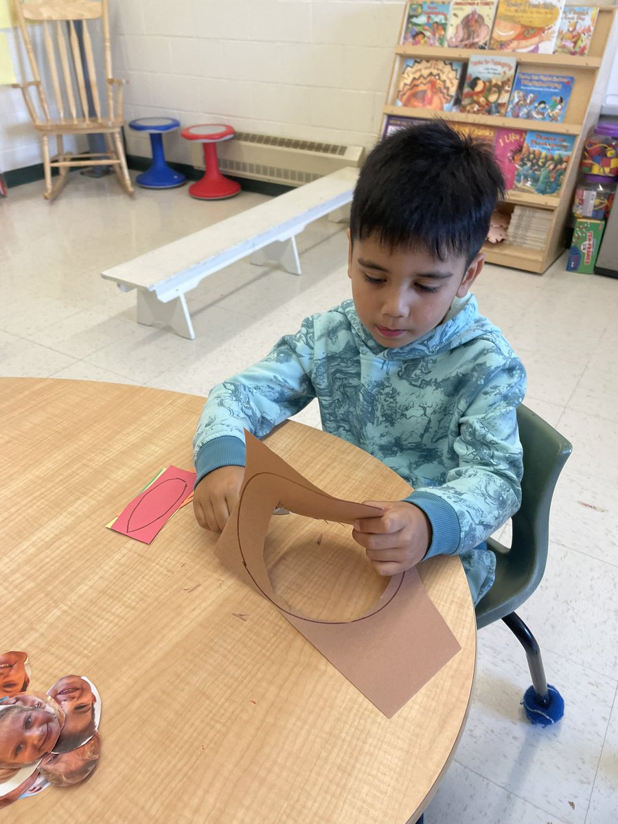 mrsjhayward's tweet photo. Such concentration while working on a special thanksgiving piece of art. Stay tuned for the final results. #littleturkeys @catalinaelemen1 https://t.co/7o75Ojy4Nr