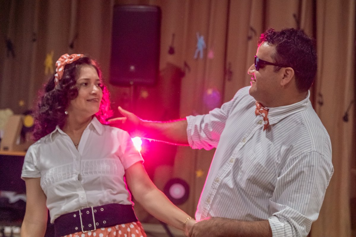 FPEscuelas's tweet photo. #CopaJuventud | ¡Hasta los profes se pusieron a bailar!😎💃🏻

Por el #DíaDeLaJuventud nuestros profes presentaron su propio show de talentos. ¡Mirá las fotos!🙌🏼 https://t.co/PmYbXOFI6b
