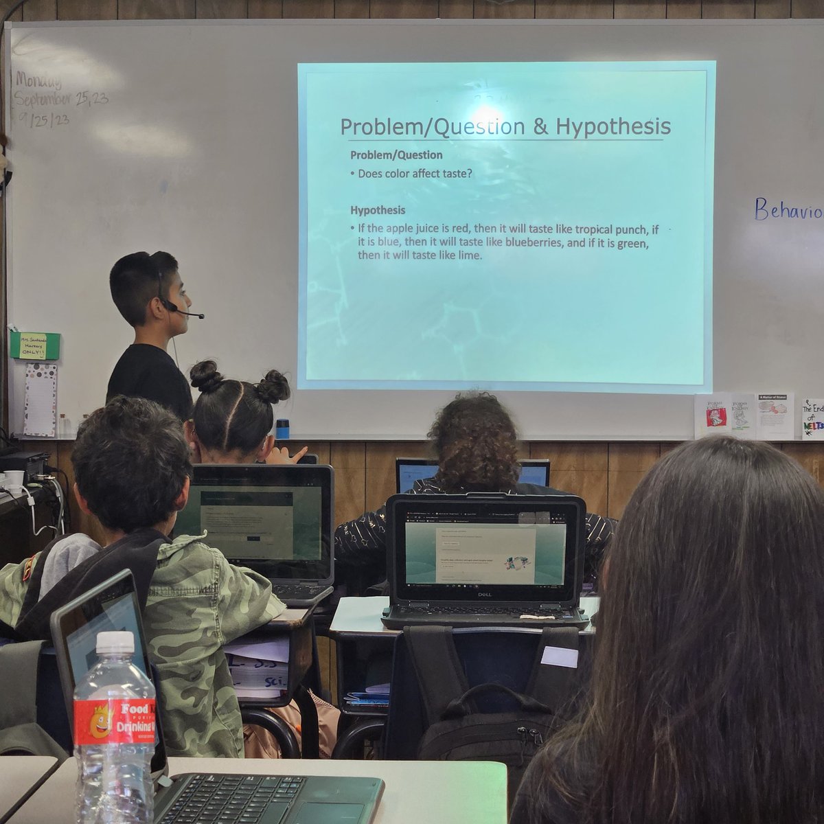 ASantana_JHS's tweet photo. Science fair presentations from last week. Hawks love to show off their hard work and investigation findings for science π©βπ¬π§βπ¬π§«π¬ #HawkPrideSISD #TeamSISD https://t.co/Wf9bohD1JU
