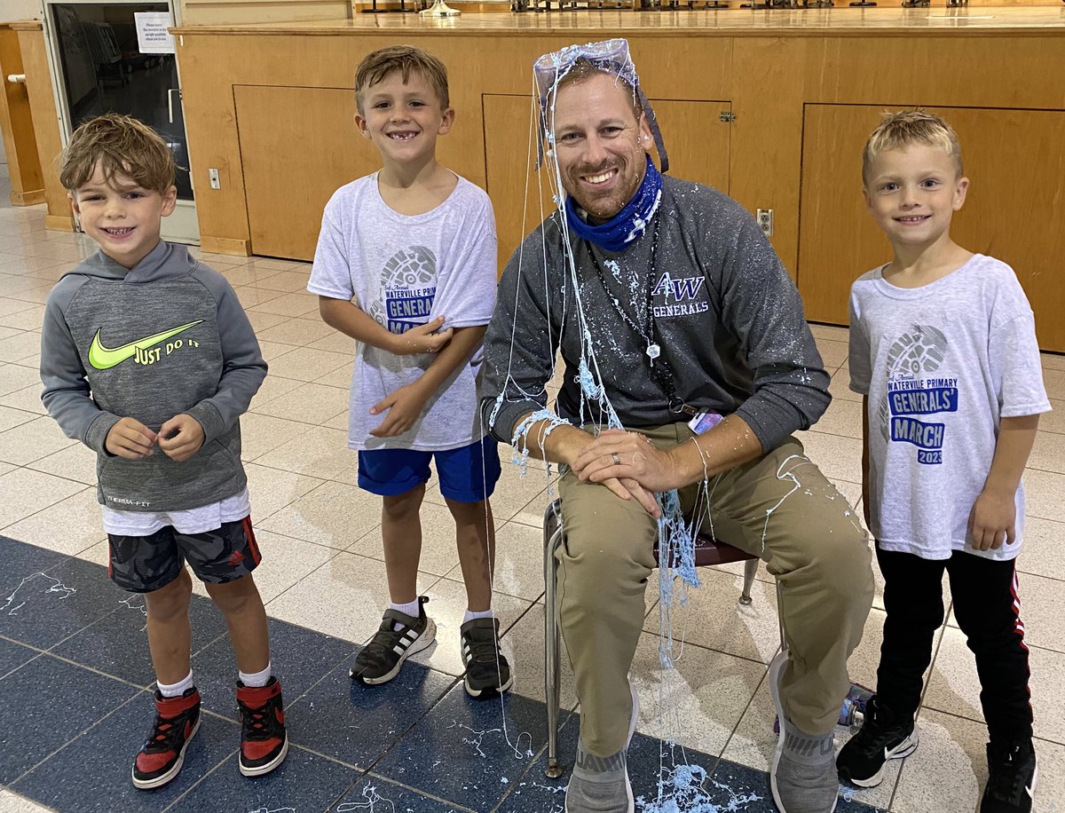 awlswa's tweet photo. Collecting our silly string rewards!! #WPA #GeneralsMarch 👟🤍💙 https://t.co/7w2L3wLdRv