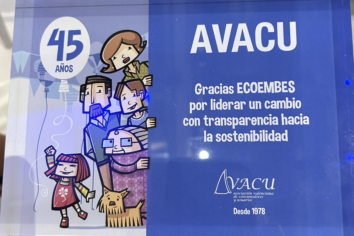 Honradísima y emocionada de recibir en nombre de <a href="/ecoembes/">Ecoembes</a> este reconocimiento de <a href="/AVACUconsumo/">AVACU</a> a nuestra aportación al cambio necesario en pro de la #sostenibilidad y la #transparencia ¡¡Gracias <a href="/FernandoMoner/">Fernando Móner Romer</a> y equipo!!