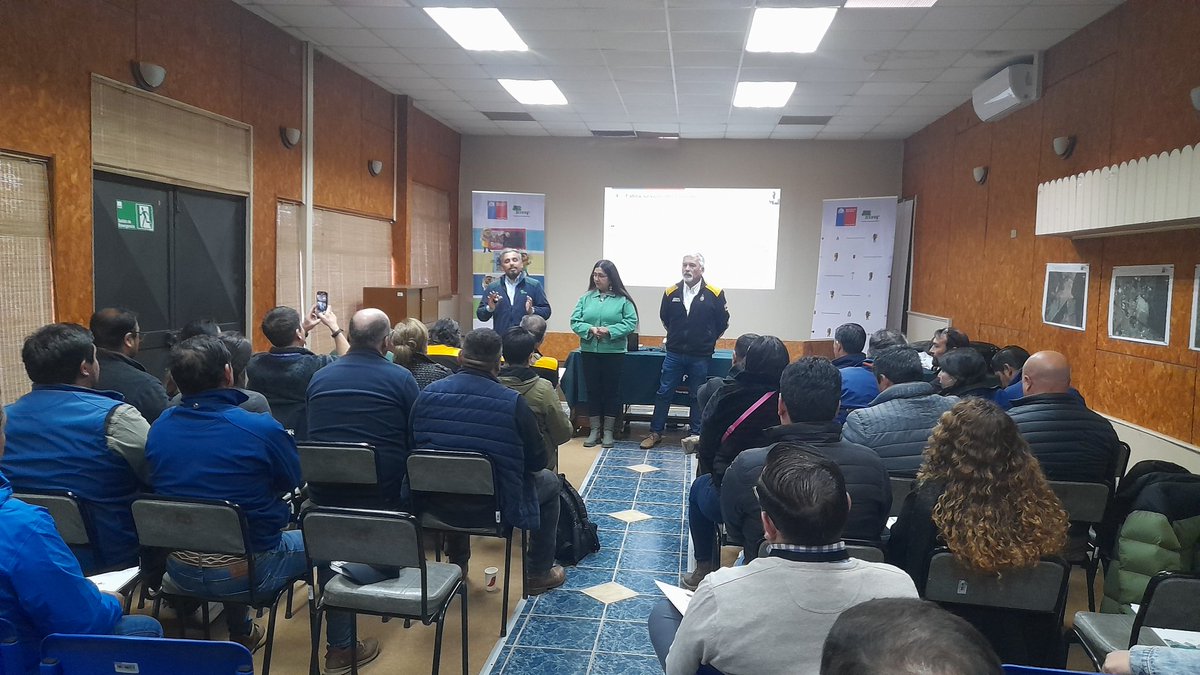 conaf_araucania's tweet photo. 🟢Hoy se instauró el primer Comité Técnico de Gestión del Riesgo por Incendios de #ProvinciaCautín.

➡️Encabezado por @MinagriAraucan Héctor Cumilaf, directora @HuentequeoMaria se reunieron representantes de todas las comunas de la provincia junto @AraucaniaSur @araucniamineduc https://t.co/9GbbN372AZ