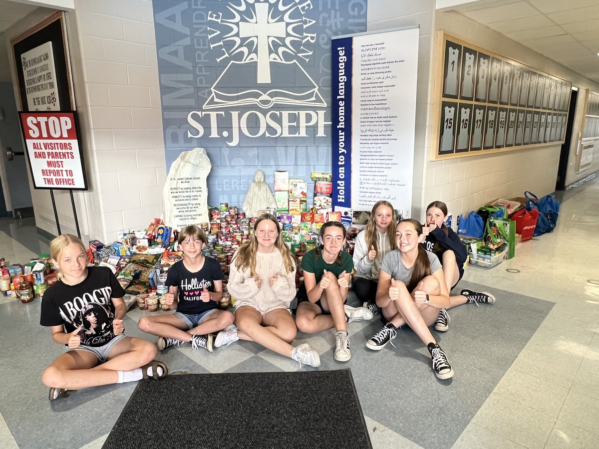 sjfgator's tweet photo. Today we took two truckloads of food to the Centre Wellington Food Bank. Outstanding effort, Gators! You are difference makers in our community and we are so proud of you! ❤️ #LiveWithOpenArms @WellyAdvertiser @WellingtonCath https://t.co/SsNHm69oP2