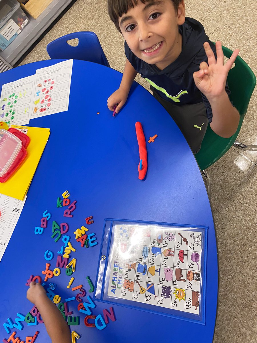 mrs_rienzo's tweet photo. Working hard to build CVC words using short a! @carpenterrocket https://t.co/9XPxzeQ67U