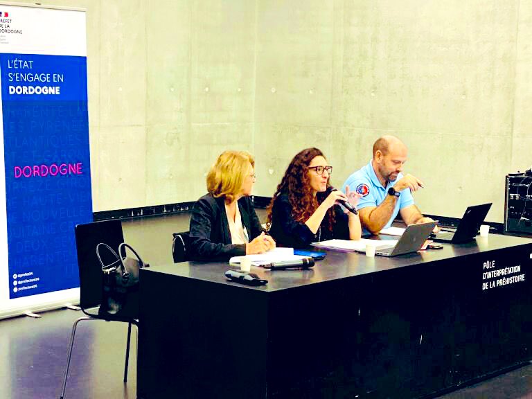 ProcBergerac's tweet photo. Nouvelle réunion avec Mme la sous-préfète et le cdmt de la compagnie de gendarmerie de Sarlat autour de la sécurité des élus ⚖️L’occasion de rappeler les dispositifs déjà en place sur le ressort : une boîte mail dédiée aux élus et un bull d’info trimestriel 👍🏼
Des échanges riches https://t.co/g3lqFYfGaE