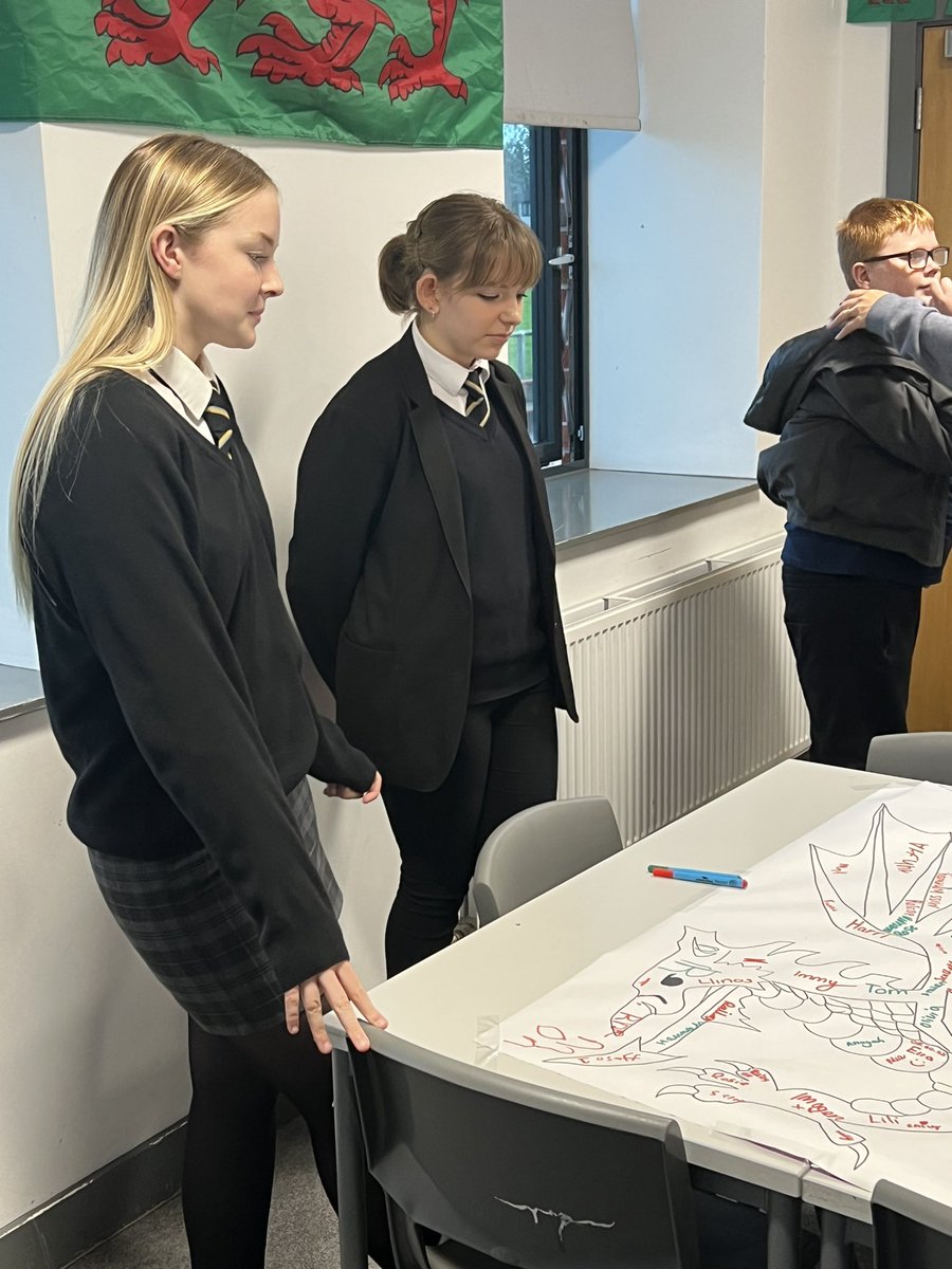 6edGlanClwyd's tweet photo. Noson agored arbennig heno yn Ysgol Glan Clwyd. Diolch i’r 6ed am gynorthwyo mor wych ym mhob adran yn yr ysgol. https://t.co/4z28rBToFU