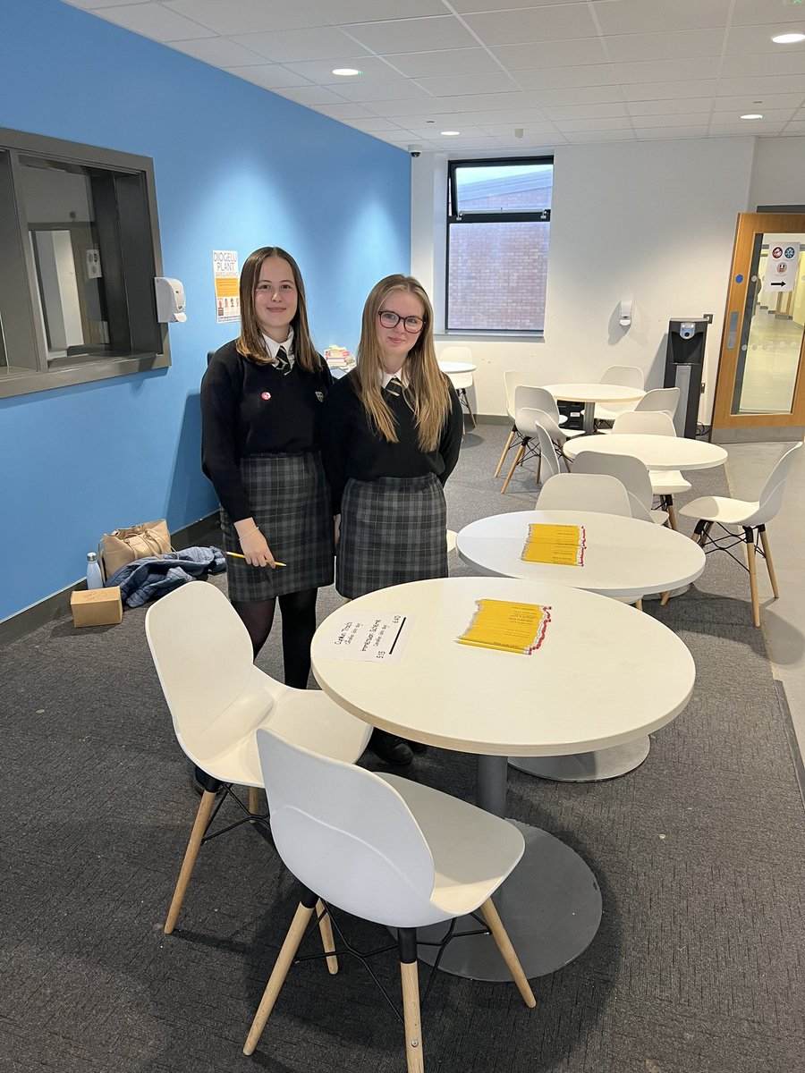 6edGlanClwyd's tweet photo. Noson agored arbennig heno yn Ysgol Glan Clwyd. Diolch i’r 6ed am gynorthwyo mor wych ym mhob adran yn yr ysgol. https://t.co/4z28rBToFU