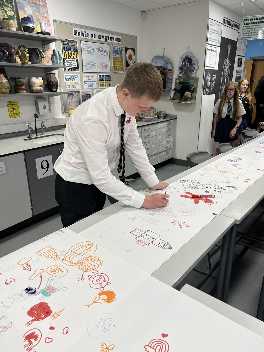 6edGlanClwyd's tweet photo. Noson agored arbennig heno yn Ysgol Glan Clwyd. Diolch i’r 6ed am gynorthwyo mor wych ym mhob adran yn yr ysgol. https://t.co/4z28rBToFU
