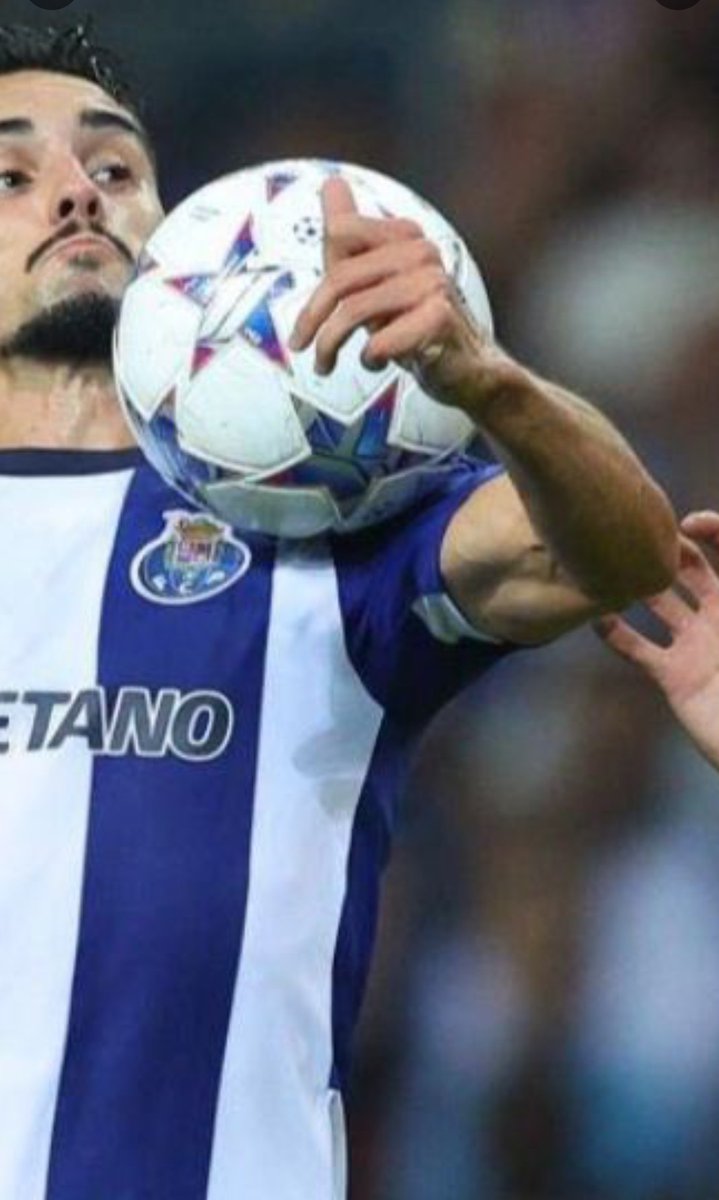 Talvez condicionado por apitar em Portugal, Anthony Taylor, resolveu seguir o livro das regras para os jogos do FC Porto, por essa razão assinalou mão de Eustáquio neste lance, invalidando um Penalty ao FC Porto. 
Ps : Mão vai até ao pescoço, para lances que envolvam o FC Porto,