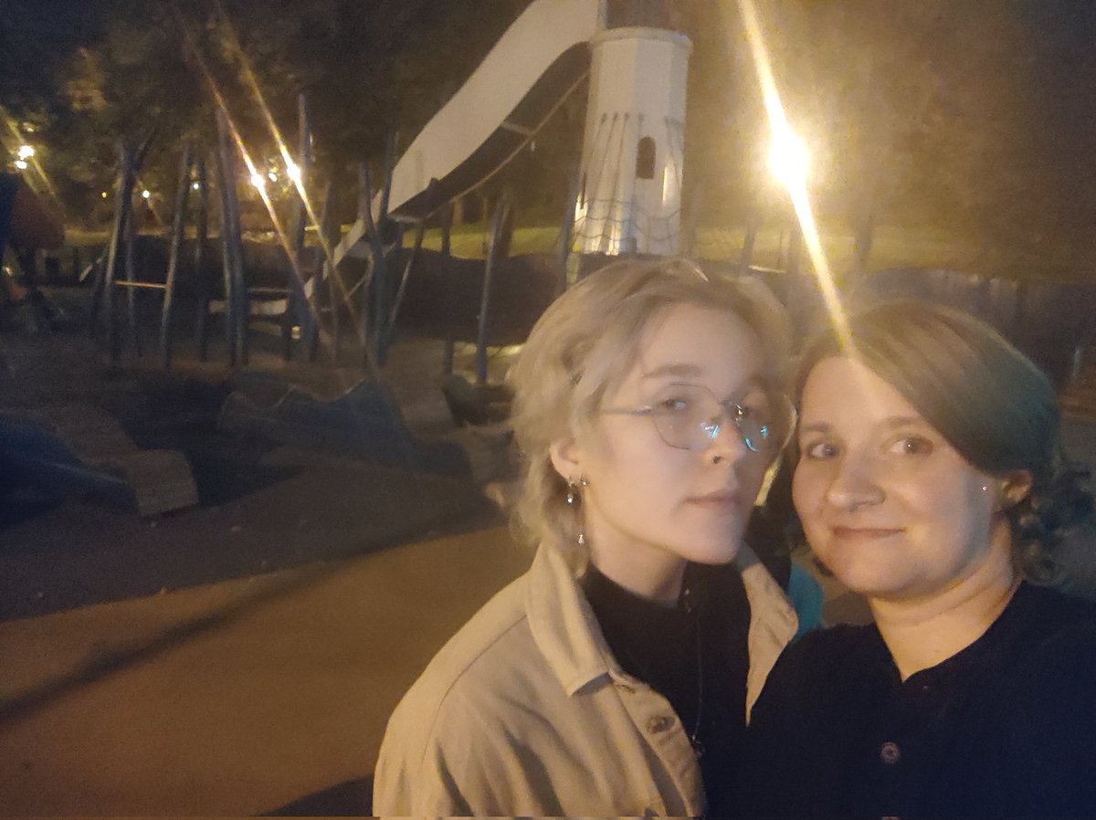 glass__eater's tweet photo. 9. Прогулка с @leon_hard__  по Парку Горького
После того как все разошлись с ДР мы с Львом пошли в Парк Горького где впали в детство и носились по детской площадке для взрослых катаясь на всяческих качелях 
А потом смотрели на Москву с моста https://t.co/uUY0SJ3VNH