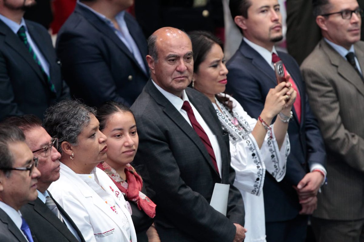natycastrejonv's tweet photo. Es un honor estar en el @CongresoHidalgo en la sesión solemne con motivo de la inscripción de las #LetrasDeOro "2023, Año del Bicentenario del Heroico Colegio Militar", en donde el gobernador @juliomenchaca_ refrenda su compromiso con la historia, la defensa de la nación y el reconocimiento a quienes han servido a nuestro país con honor y valentía.

#PrimeroElPueblo 
#PrimeroLaEducación
#NatyCastrejón
