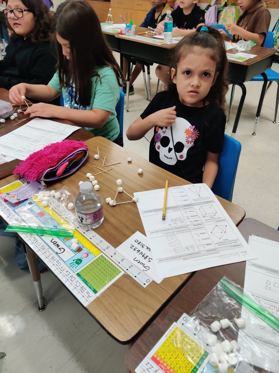 hixsecondgrade's tweet image. Composing 3d shapes @LundquistJess  @mizstr84ward  @NISDCarlosCoon  @MarkGarcia0569