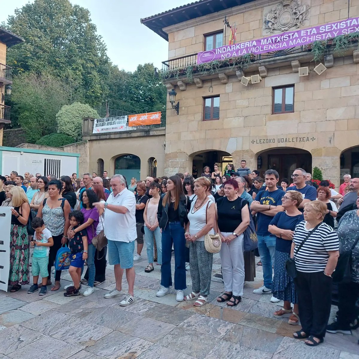 ArrutiMikel's tweet photo. Larunbatean izan zen eraso matxista salatzeko elkarretaratzean jendetza batu gara.
Eraso matxistarik ez!! https://t.co/ty0nwyUgFM