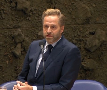 Hugo de Jonge ONTKENDE net de uitsluiting &amp; ontmenselijking van ongevaccineerden. Hij noemde mensen die zich uitspraken tegen zijn beleid, ONKRUID. 

Doe een ♥️ &amp; RT als je vindt dat deze smeerlap in de CEL thuishoort!