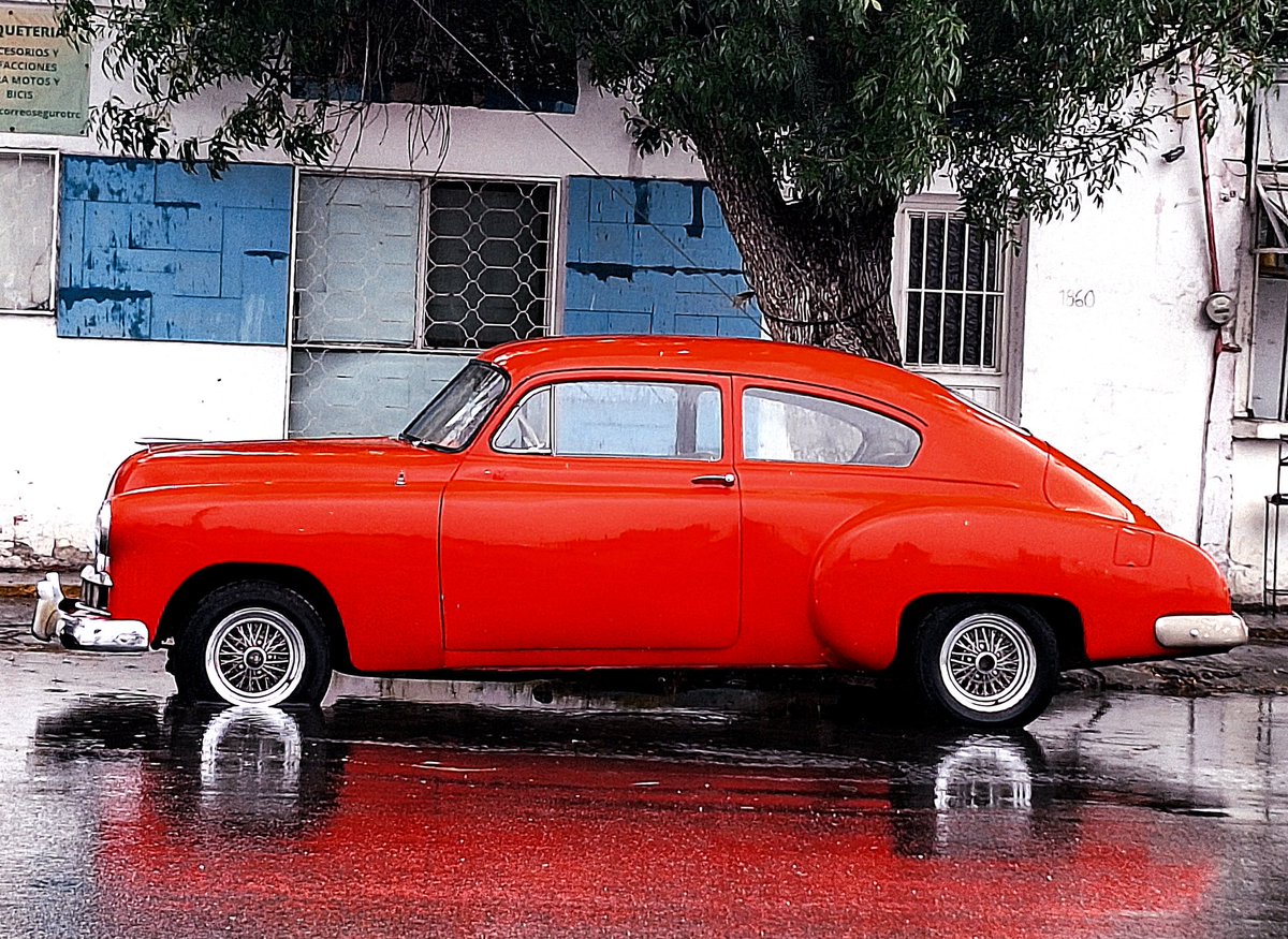 magoytia4's tweet photo. "Clásico" #autos #antiguos #colores #lluvia #cielo #nublado #cosassimples #2023 #mariagoytia https://t.co/G66wwgHpJy