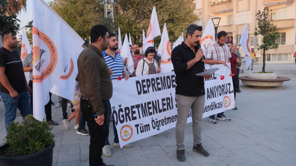 sendikatobsen's tweet photo. Tüm Öğretmenler Birliği Sendikası olarak 5 Ekim Dünya Öğretmenler Günü sebebiyle 6 Şubat depremlerinde hayatını kaybeden öğretmenler için 
Asi Nehri'ne karanfil bıraktık. https://t.co/hkXnj8lRnh