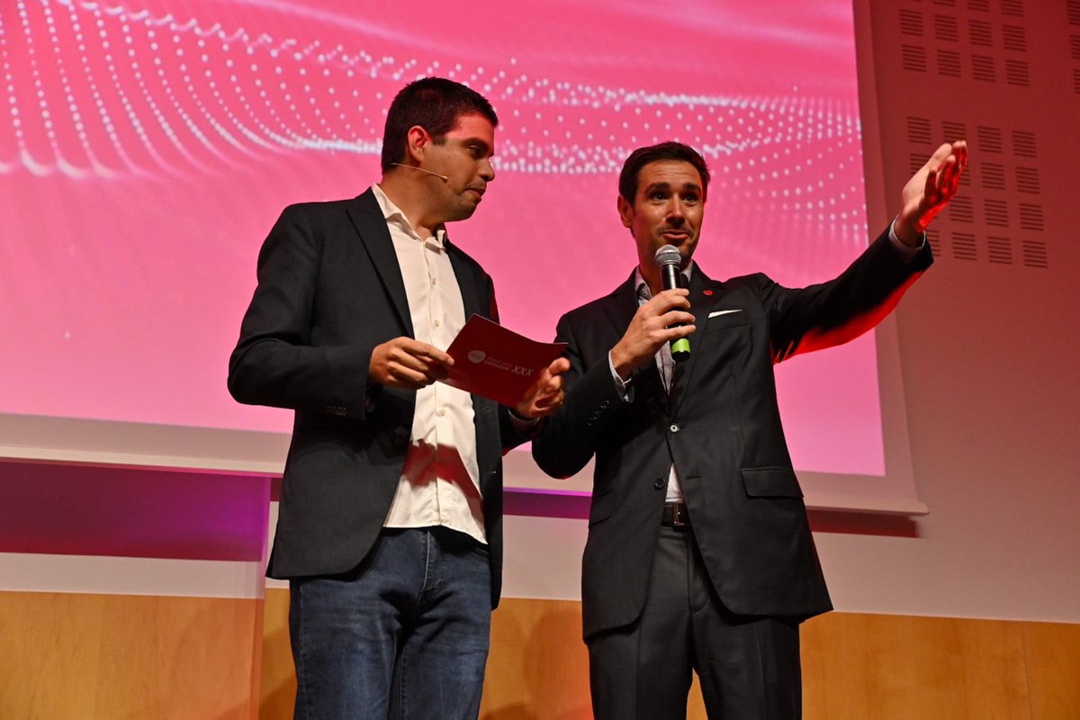 AIJEC's tweet photo. @egcampins @sansruben @imogrupomiranza @KaveHome @FactorialEs @opground @tsmartlollipop @cuideo @caixabank @fentpaiscat @llenguacatalana @llfeliu @EsterFranquesaB @noel_1940 @joventutcat @vicencdelmar @LoisBabarro @YESforEurope @JASPAIN @FPdGi @pau @mariajosepprats @ConsorciZF @Fira_Barcelona @iq_iquadrat @mon_empresarial @Xurrisandco @coacbcn @DimsportSpain @DianaBallart @fjuliametller @albertcaste @empresacat .@pau ha volgut fer el seu particular homenatge a en @chusruiz per la seva tasca des de fa 10 anys al capdavant de la gerència d'AIJEC, i a la professionalitat i etern somriure de la @mariajosepprats, presidenta d'AIJECPlus davant de qualsevol repte #PremiJoveEmpresari https://t.co/hNgvvniM25