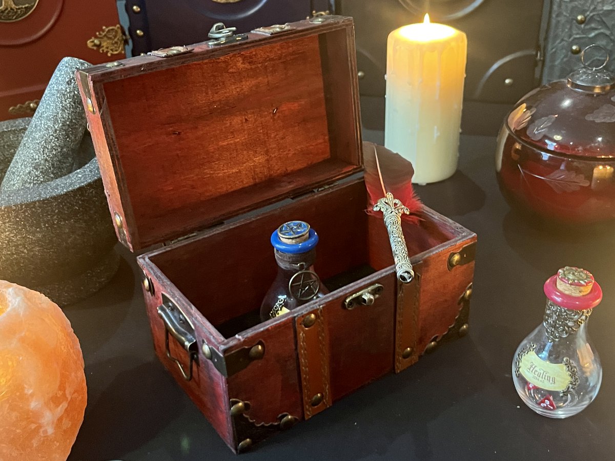 Dungeons and Dragons Chest with metal D20 Coin Trinket box and by CreativeQuestShop etsy.me/3Q41Q3b via <a href="/Etsy/">Etsy</a>