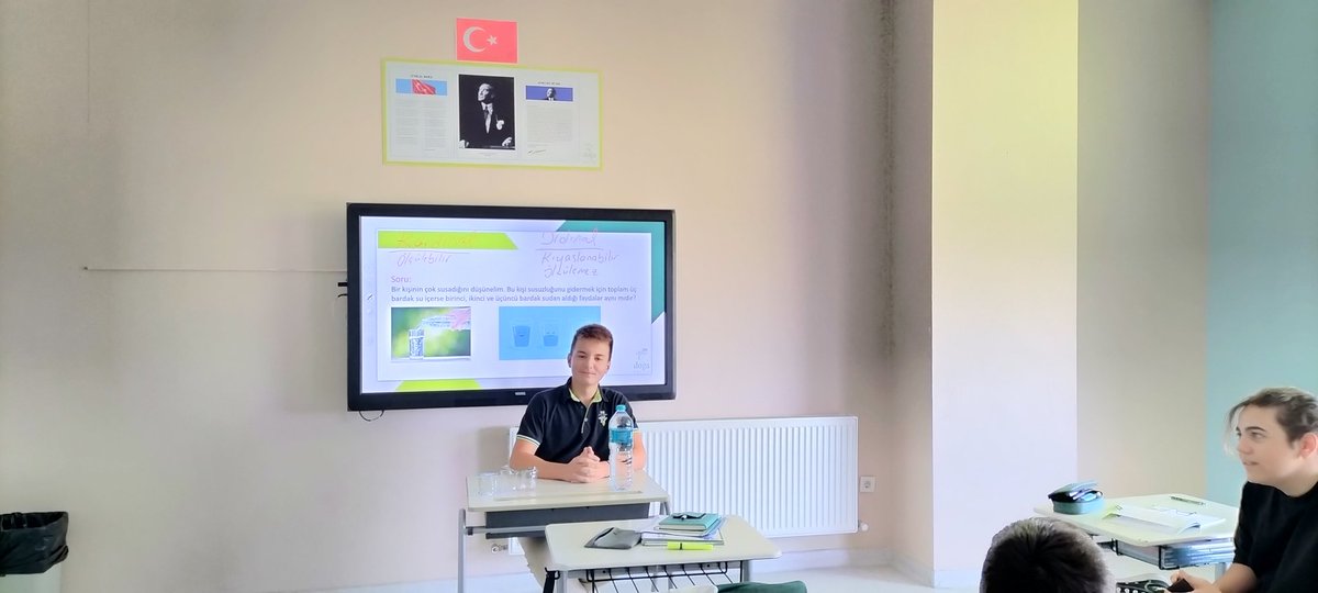 DogaatMBA's tweet photo. t-MBA Eğitim Modelimiz ile öğrencilerimizin teoride öğrendiklerini yaşayarak pekiştirmelerine destek oluyoruz. "Azalan Marjinal Fayda" konusunun etkinlik ile hem akılda kalıcılığını sağladık hem eğlendik 📝 #tmbaegitimmodeli @Azrafraarzu1 @BetulErok @binici_yesim @uygur_alper https://t.co/zS88YD8QsY