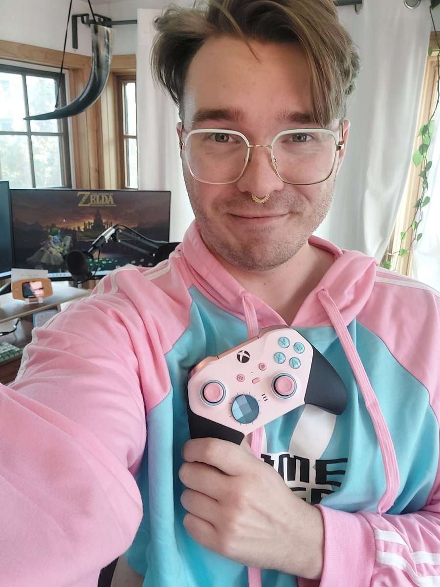 dakota_burgin's tweet image. IT CAME!

AND IT MATCHES MY SWEATER!

#xbox #xboxdesignlabs