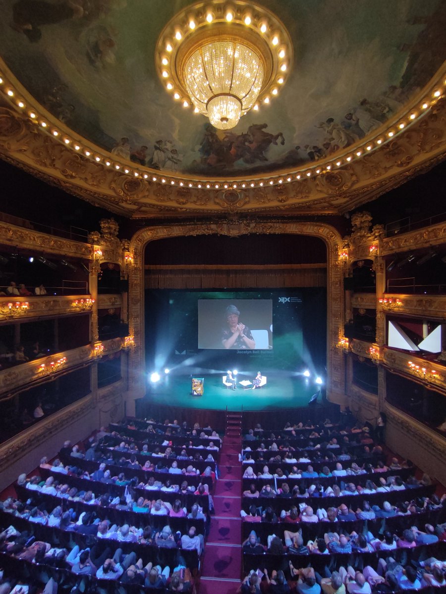 De las charlas de hoy del #passionforknowledge me quedo con las conversaciones de la mañana y la tarde con Jocelyn Bell y de la chulísima <a href="/ClaraGrima/">Clara Grima</a> que nunca había podido ver en persona 😍