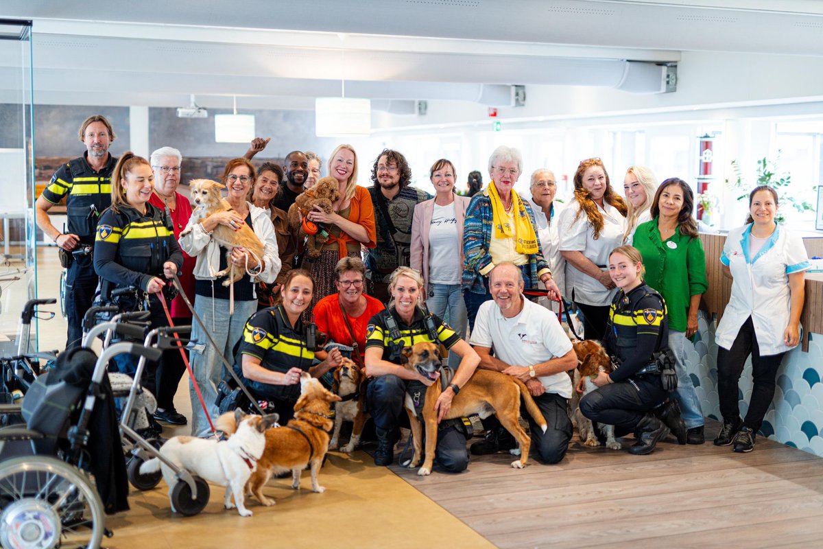 WA_OudSchev1's tweet photo. Dankzij vrijwilligers konden wij gisteren de bewoners van woonzorgcentrum  ‘De Thuishaven’ in het kader van dierendag een mooie dag bezorgen. Mijn hondje mocht ook mee doen 🐾🐾🐾🐾#dierendag #wijkagent #mensenblijmaken https://t.co/fDauOQsgcl