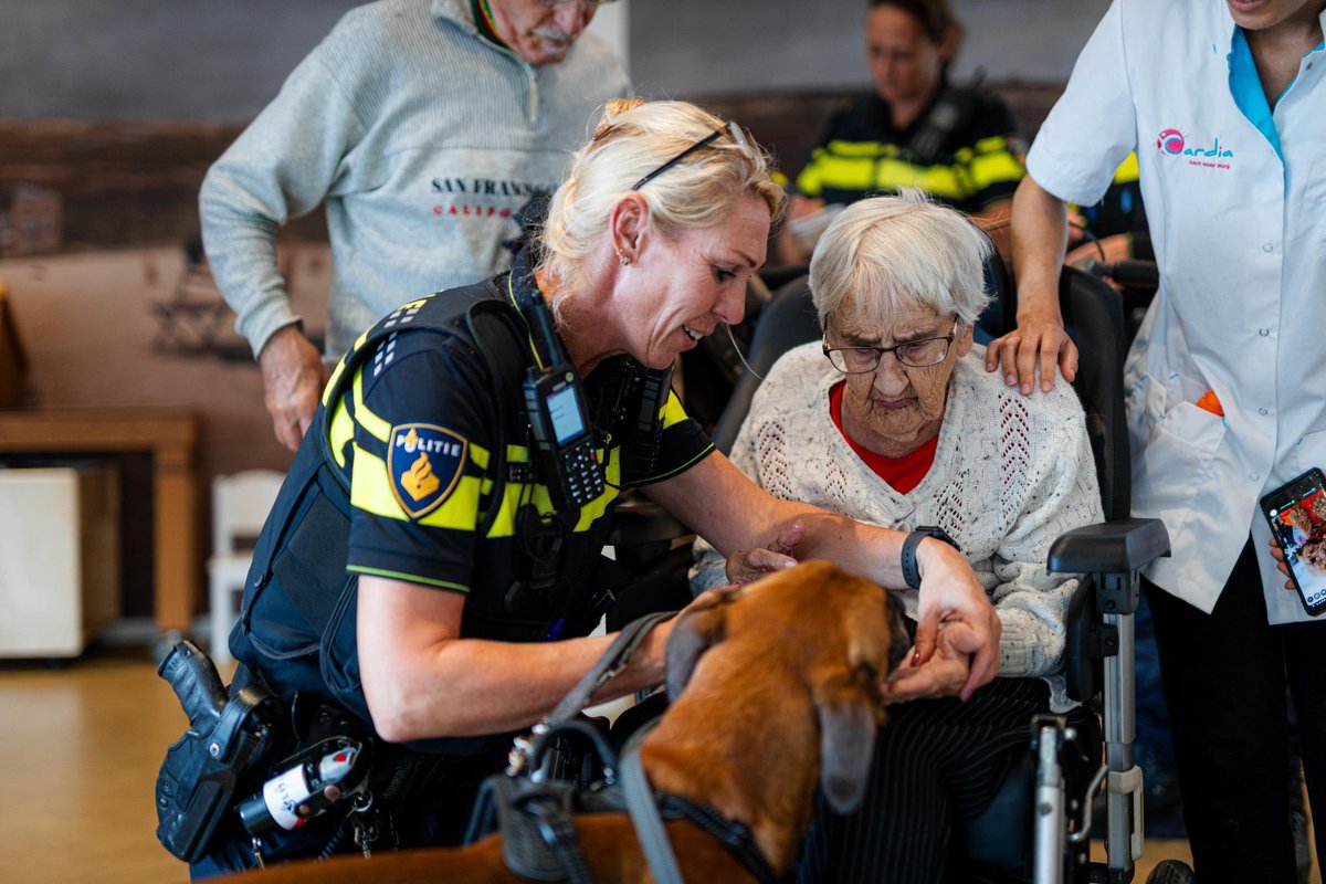 WA_OudSchev1's tweet photo. Dankzij vrijwilligers konden wij gisteren de bewoners van woonzorgcentrum  ‘De Thuishaven’ in het kader van dierendag een mooie dag bezorgen. Mijn hondje mocht ook mee doen 🐾🐾🐾🐾#dierendag #wijkagent #mensenblijmaken https://t.co/fDauOQsgcl