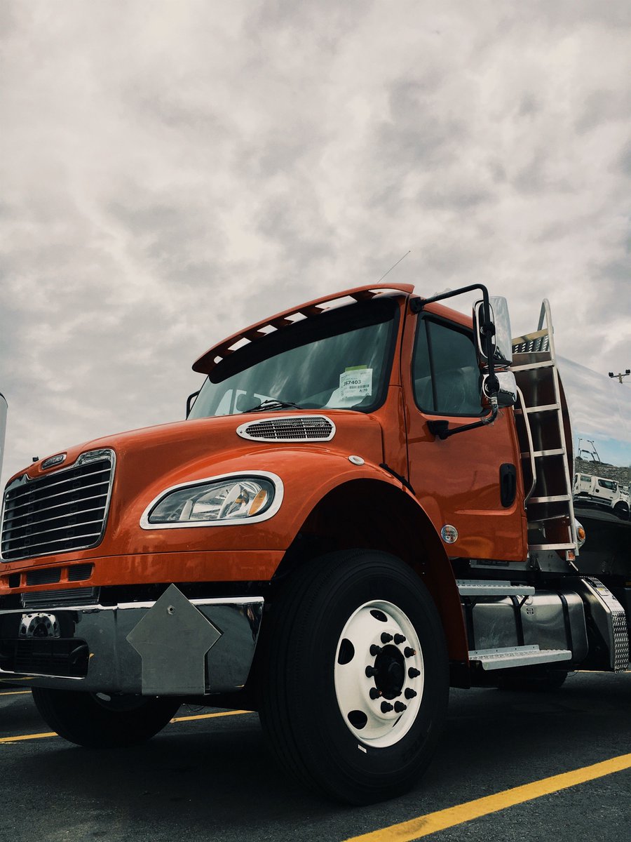 WeKnowTrucks's tweet photo. Entering Spooky Season #Freightliner https://t.co/heZflwgYmc