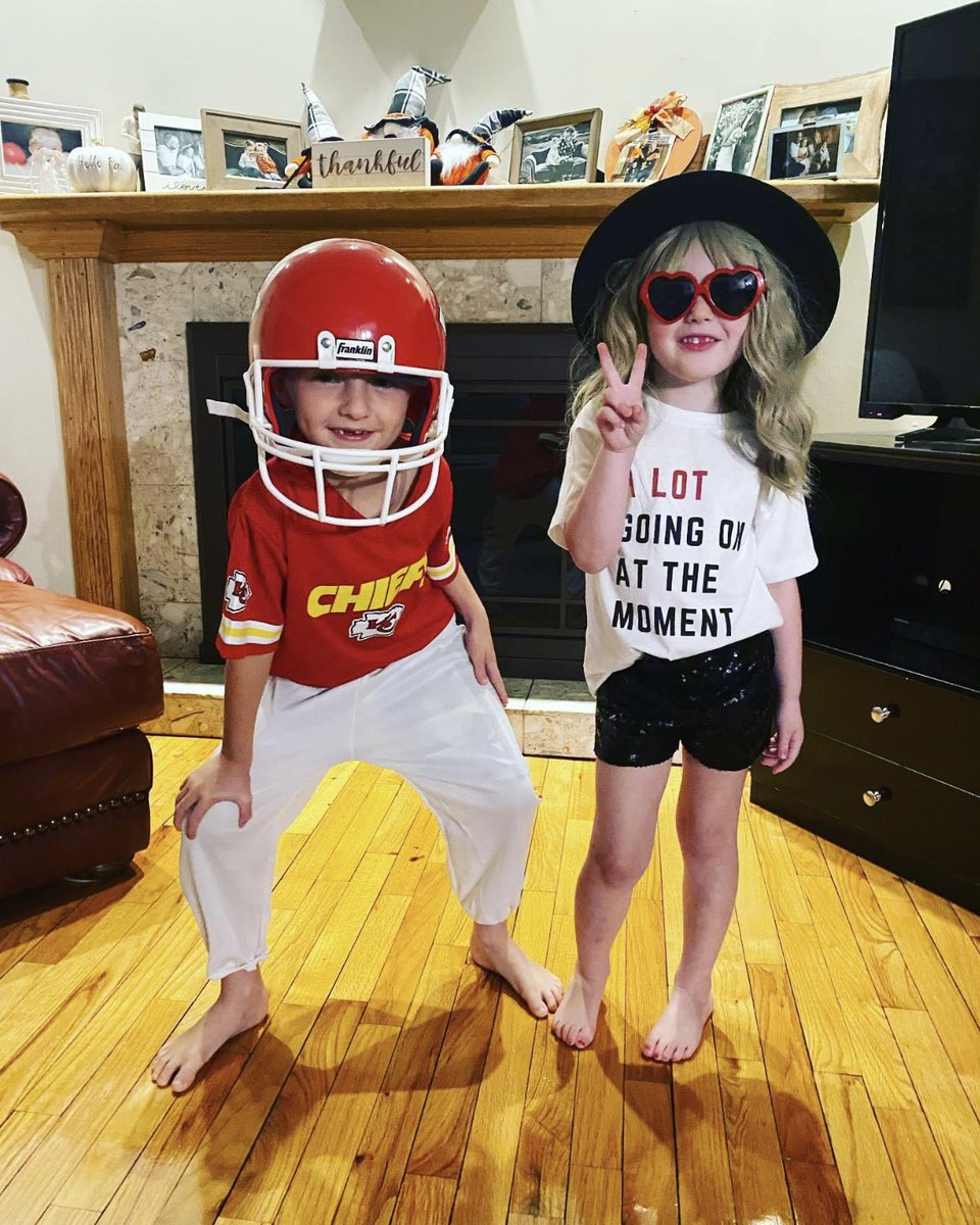 ryanmonacopt's tweet photo. #Halloween @taylorswift13 @tkelce https://t.co/Bn5nW0R29l