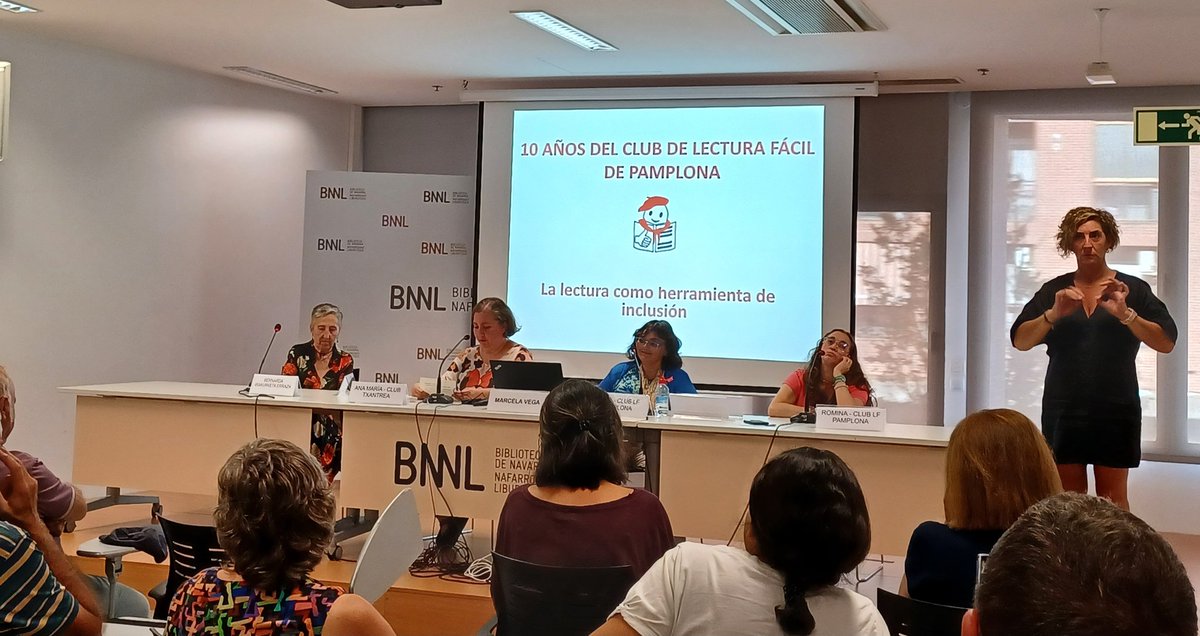 asunmaestro's tweet image. Cuando te emocionas en la biblioteca...

Esta tarde, celebrando los 10 años del Club de Lectura Fácil de Pamplona. Y aplausos para otros 14 que le siguen. 

&quot;La lectura como herramienta de inclusión&quot;.

La lectura es un derecho para todas las personas.

#lecturafacil