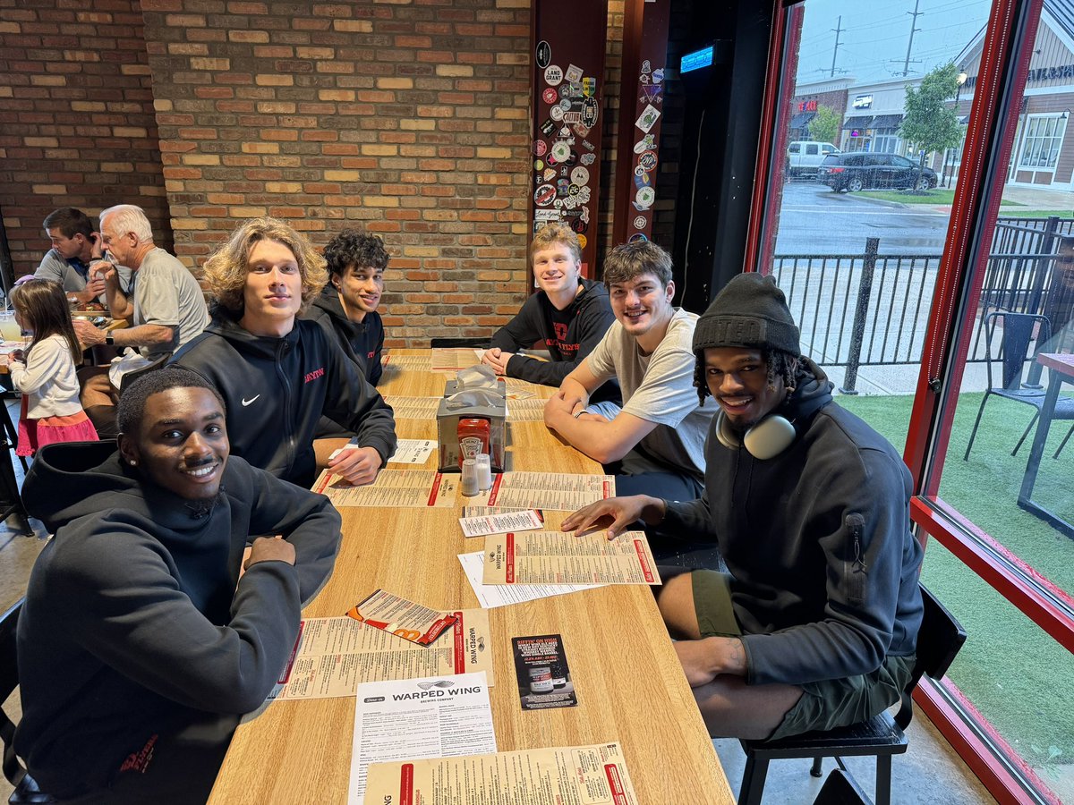 Dinner with some of the guys tonight at <a href="/warpedwingboro/">Warped Wing Springboro</a> thanks to <a href="/daytonnil/">Dayton 6th</a>. 

<a href="/KobeElvis/">Kobe</a> <a href="/DaRonagon/">DaRon Holmes II</a> <a href="/iisaacjack/">Isaac Jack</a> <a href="/PadegimasP/">Petras Padegimas</a> <a href="/Will_Maxwell12/">Will Maxwell</a> 

Great teammates. Great food. 
#dayton6th