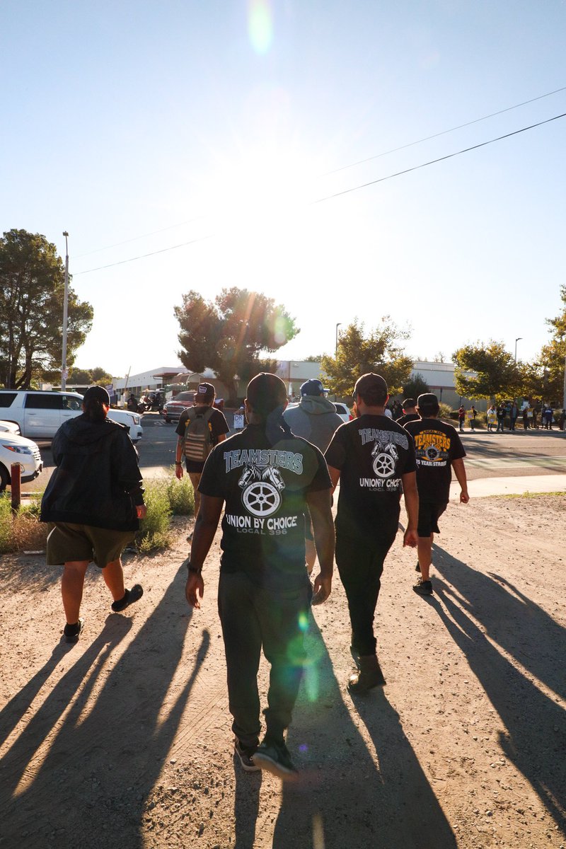 amazonteamsters's tweet photo. On our way to support @SEIU Kaiser workers on strike! #1u https://t.co/H0ra5edPwS