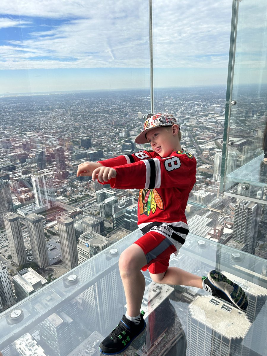 sdonovan08's tweet photo. @NHLBlackhawks doing cellys on the sky ledge today 🏒 #letsgoblackhawks https://t.co/ja0qsnC3tE